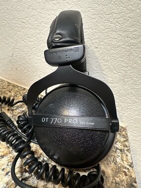 Beyerdynamic DT 770 PRO 250 Ohm - Over-Ear Studio Headphones - Black/Grey